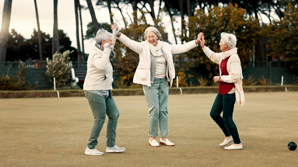 Personas mayores bailando