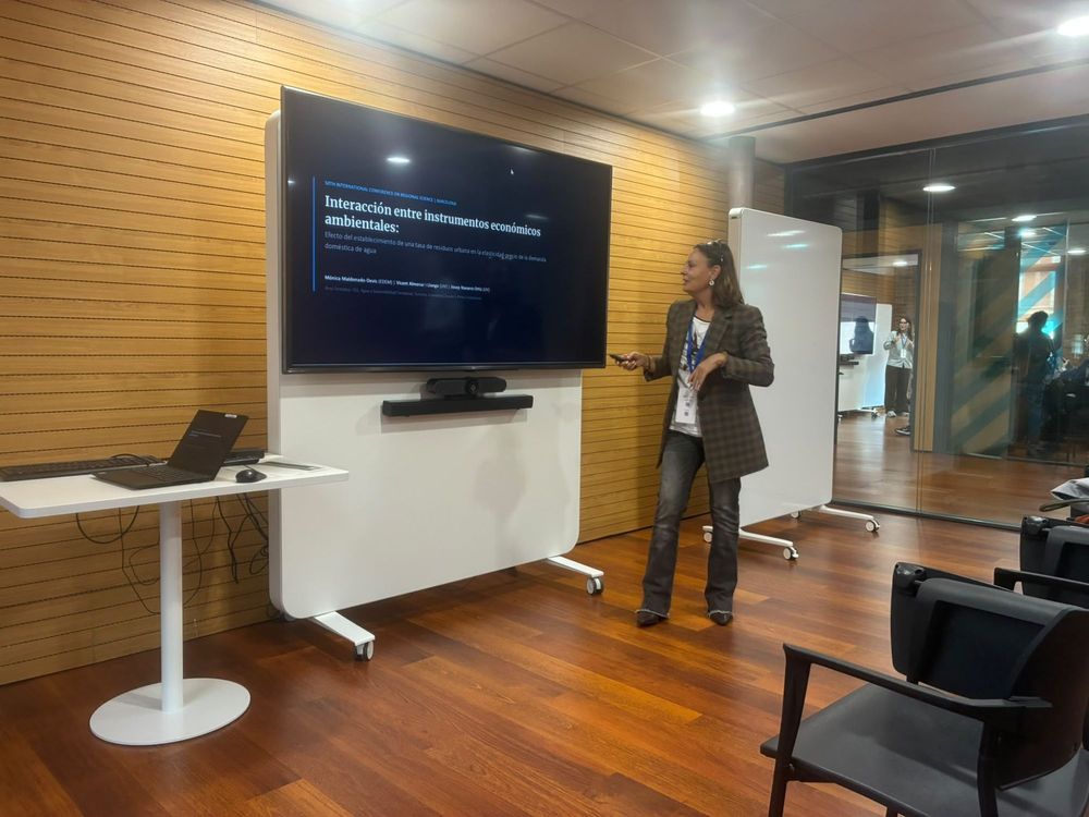 Mónica Maldonado-Devís presentando su ponencia.