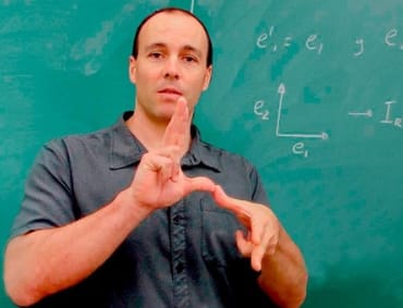 Professor explicant en llenguatge de signes