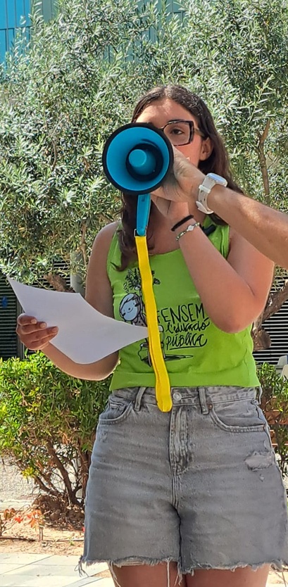 Estudiant llegint el manifest