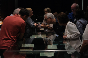 Imagen personas en una exposición