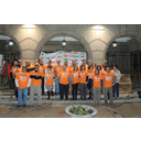 Excompañeros  en la plaza Mayor, al fondo los arcos del Ayuntamiento.