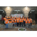 Excompañeros  en la plaza Mayor, al fondo los arcos del Ayuntamiento.