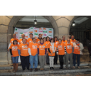 Excompañeros  en la plaza Mayor, al fondo los arcos del Ayuntamiento.