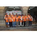 Excompañeros  en la plaza Mayor, al fondo los arcos del Ayuntamiento.