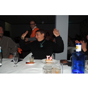 En la cena. Francisco de pie por el comedor.