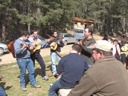 En un merendero, final de la parte de ida de la romería, en Gudar (Teruel)
