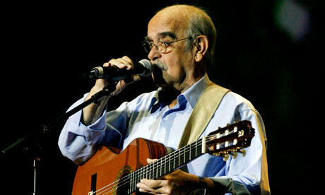 José Antonio Labordeta en el escenario.