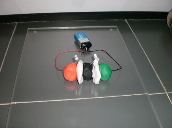 Circuitos eléctricos con plastilina