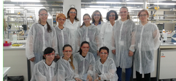 Visita de Carmen Vela al laboratori de Química General