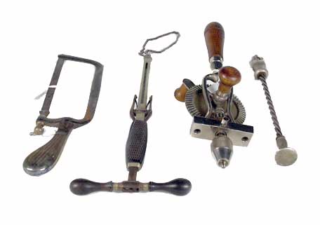 Varios instrumentos quirúrgicos de finales del siglo XIX y principios del XX