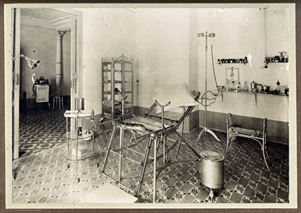 Fotografías de los años veinte del siglo XX de la consulta tocoginecológica de Francisco Paula Terrada
