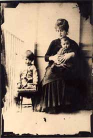 La esposa de Cajal y sus hijos Paula y Jorge