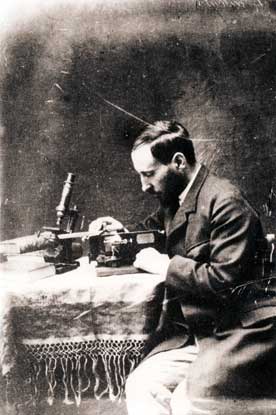 Retrato de Cajal manejando el microtomo
