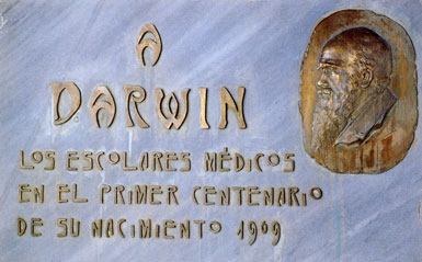 Placa de mármol del homenaje a Darwin (1909)