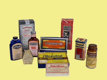 Diferentes cajas de medicamentos de mediados del siglo XX