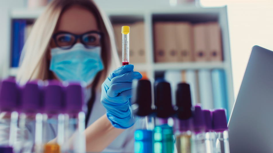 Investigadora al laboratori