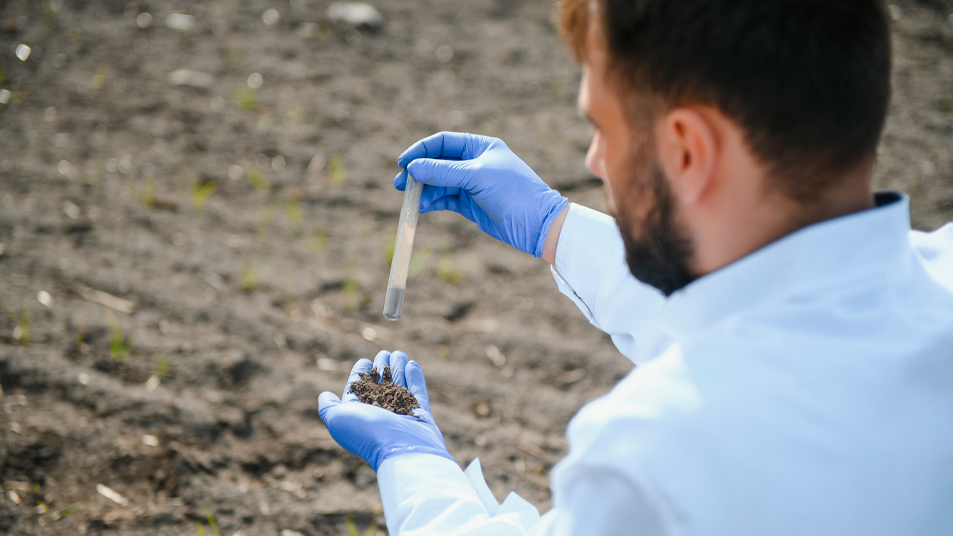 Investigador tomando muestras de tierra