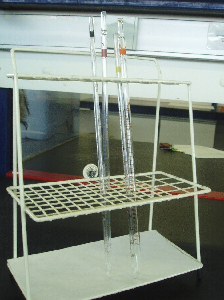 pipetas graduadas en la gradilla