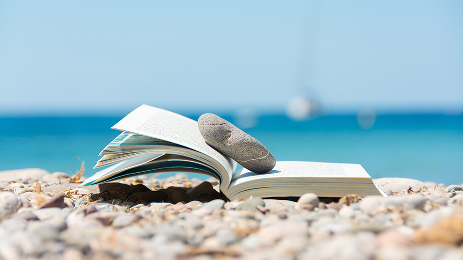 Libro sobre la arena de la playa