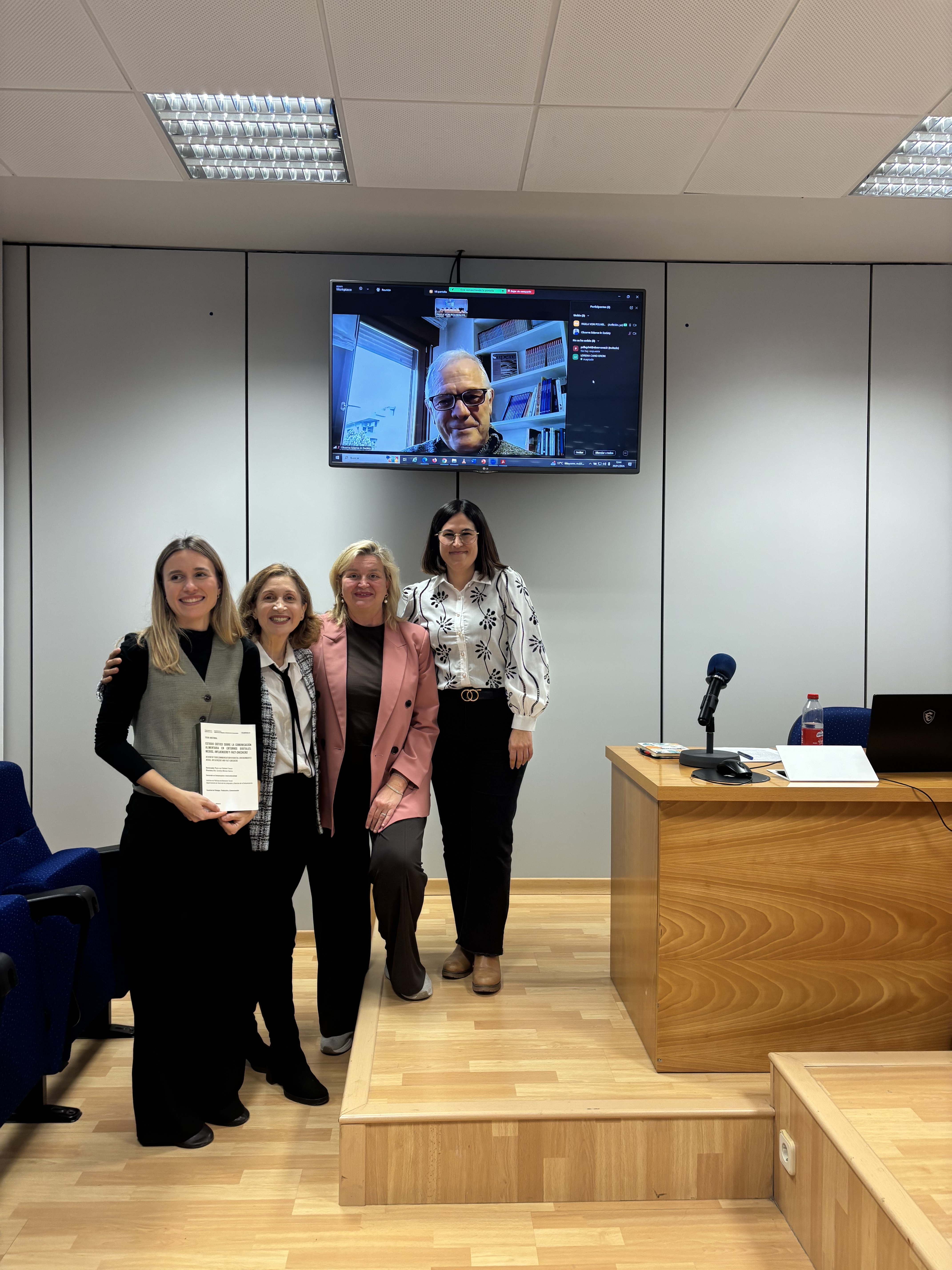 Foto tribuna de tesi amb la doctoranda i la directora de tesi