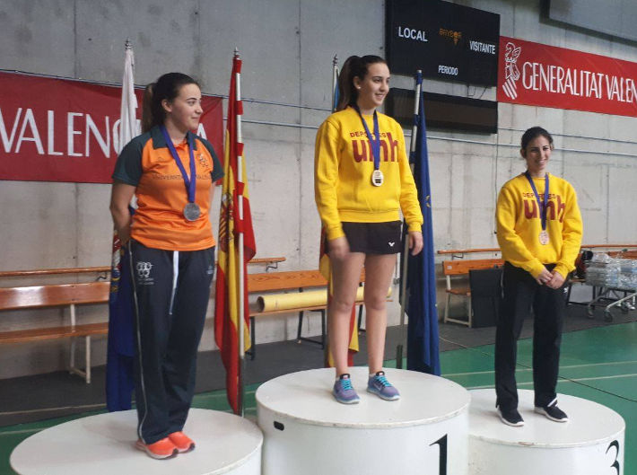 María Pilar García (izquierda), plata en el CADU de tenis de mesa.