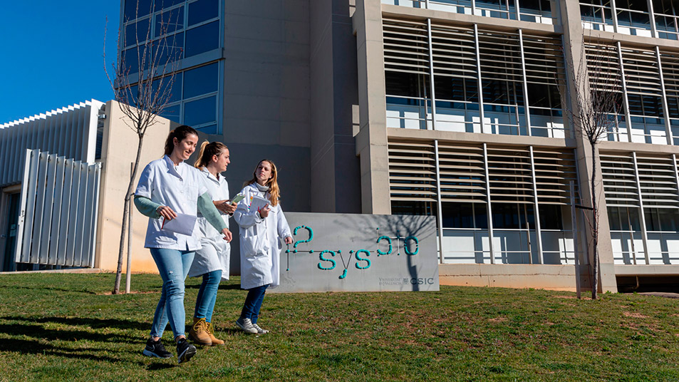 Researchers in front of the I2SysBio building