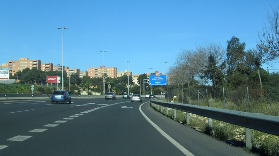 Mano clicando sobre pantalla
