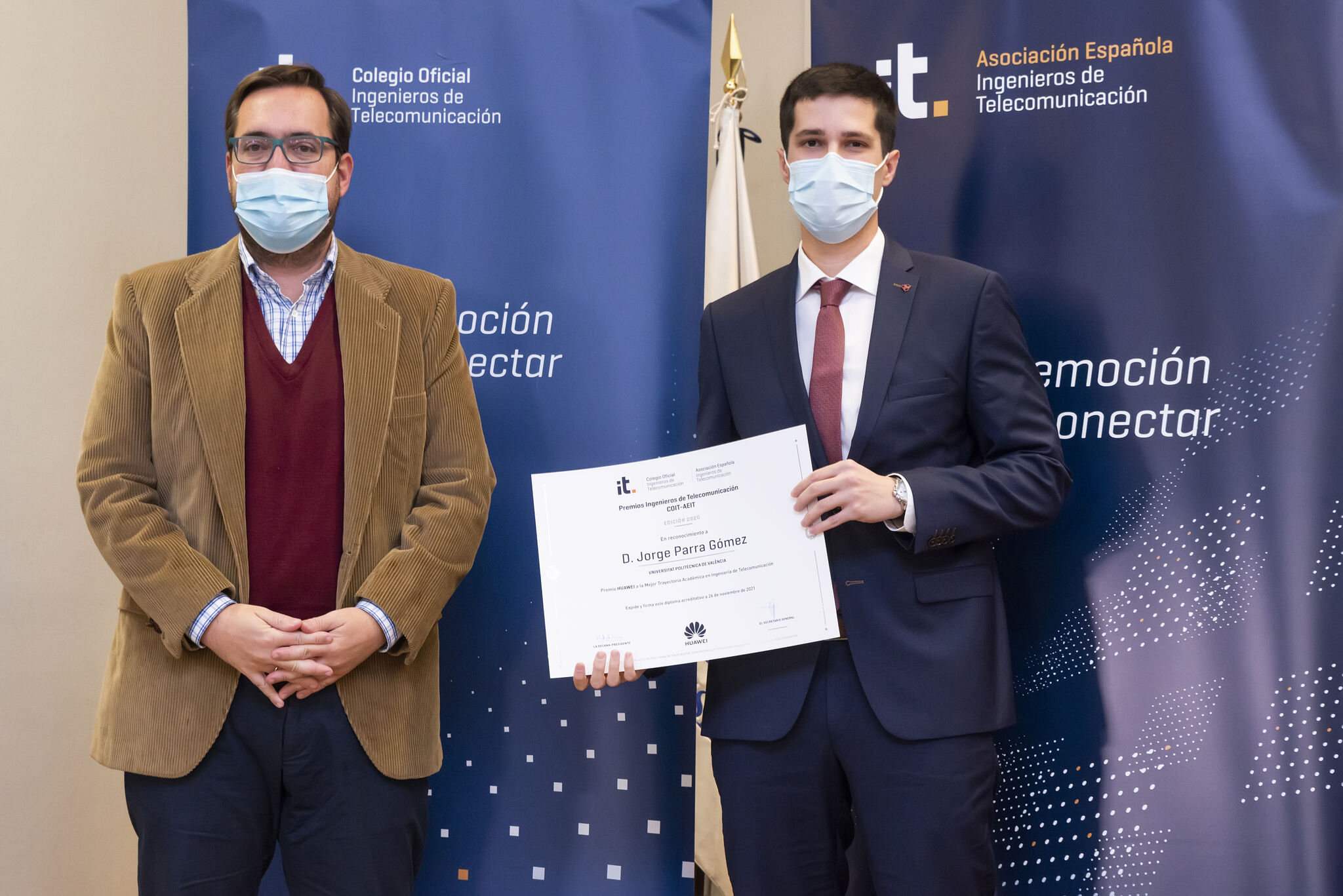 Jorge Parra recibiendo el Premio COIT-AEIT al Mejor Expediente Académico
