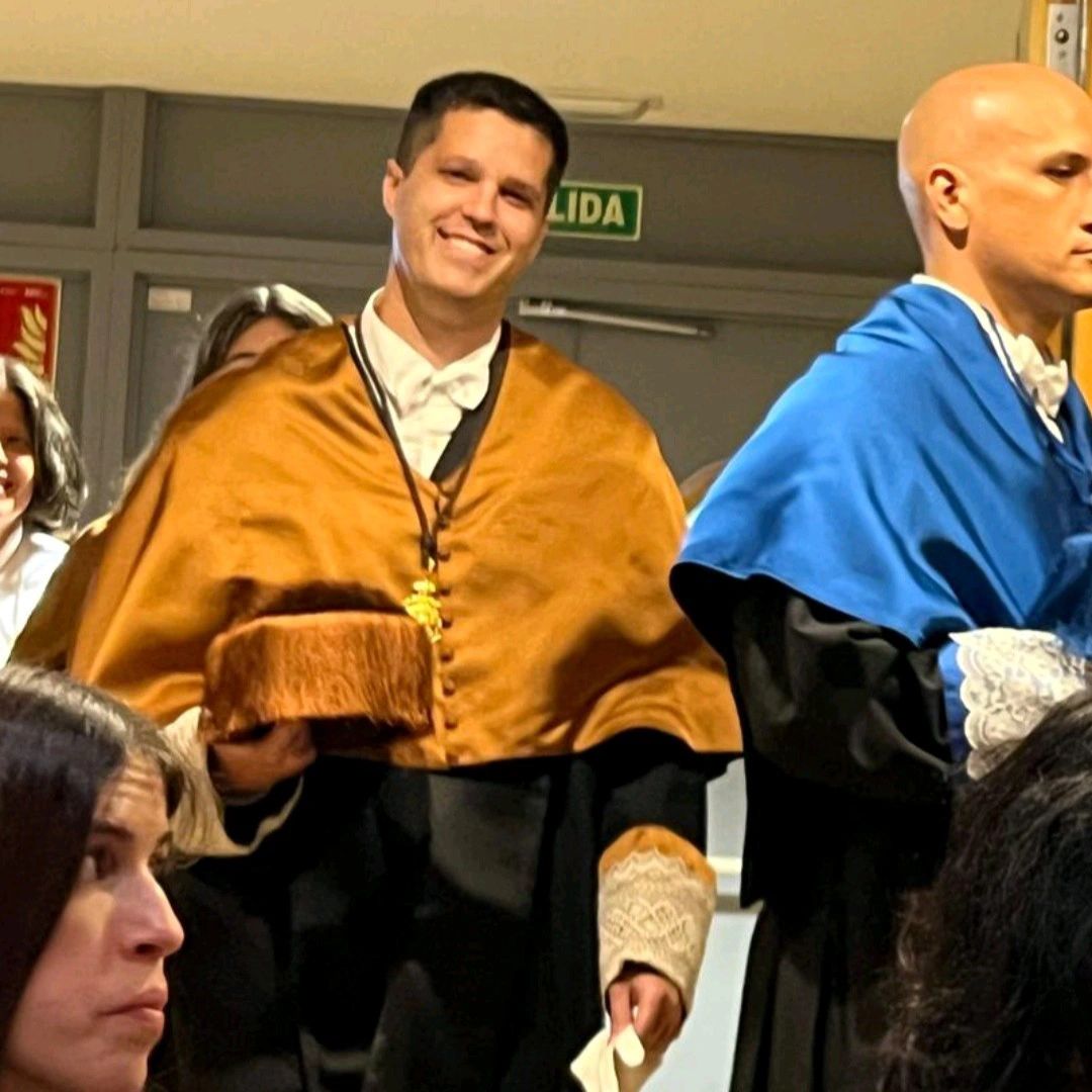 Jorge Parra recibiendo el Premio Extraordinario de Tesis Doctoral