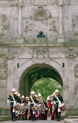 parade.jpg (42131 bytes)