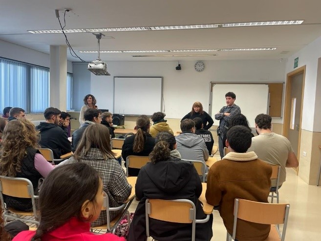 L'equip directiu de l'IIES Ademuz acull l'estudiantat del Mâster