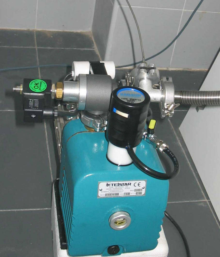 Bomba de vacio conectada al horno