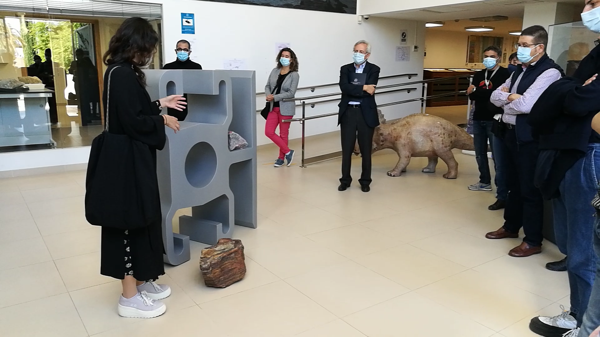 Antonio Ariño y José Vicente Folgado en la inauguración de "Especímen", obra de Amanda Moreno ubicada en el Museo
