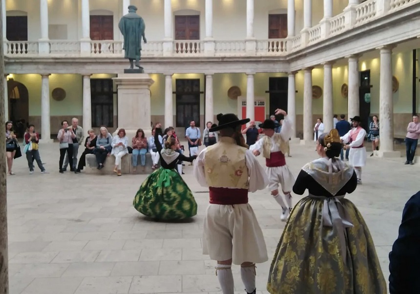 Ball tradicional. Moment durant la presentació de la Càtedra. Fotografia publicada en el compte de Twitter d'Enric Olivares.