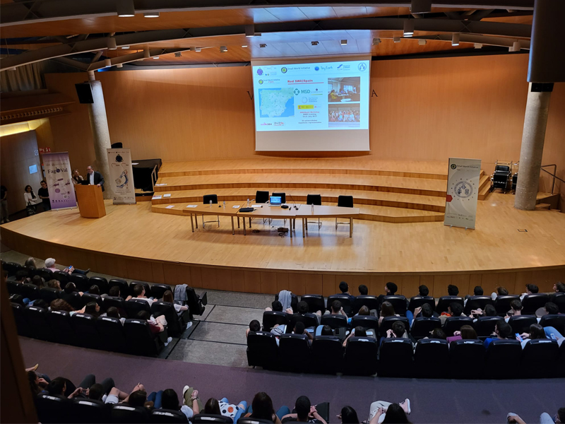 La Dra. Belén Fouz en palestra presentant els resultats a les persones assistents