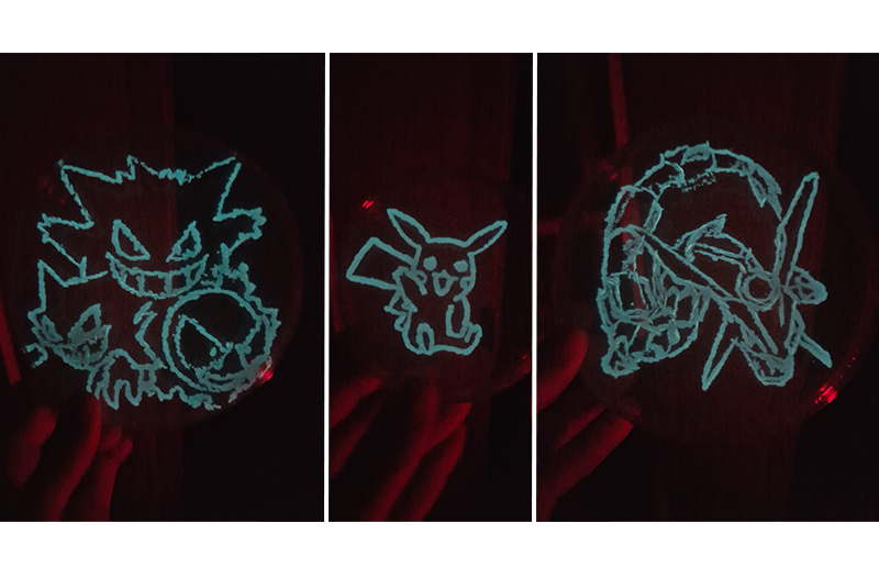 Plaques amb dibuixos de pokemon fets amb el bacteri bioluminescent Allivibrio fischieri