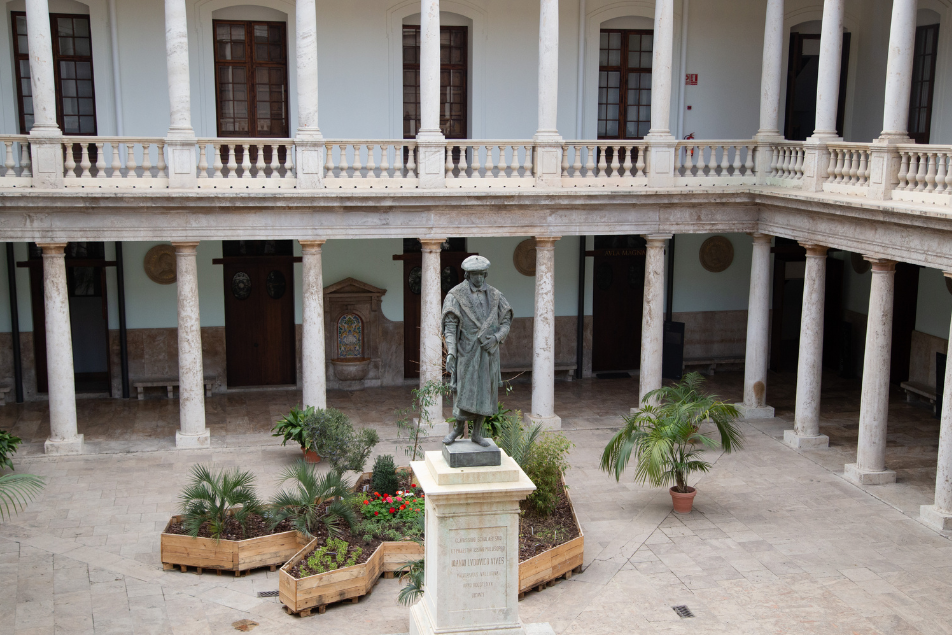 Edifici de La Nau. Estàtua de Lluís Vives.