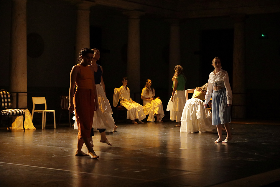 El Grup de Dansa de la Universitat y la Acadèmia Capella de Ministrers inauguran el festival Serenates con el espectáculo ‘Abans de la llum’  - imatge 0