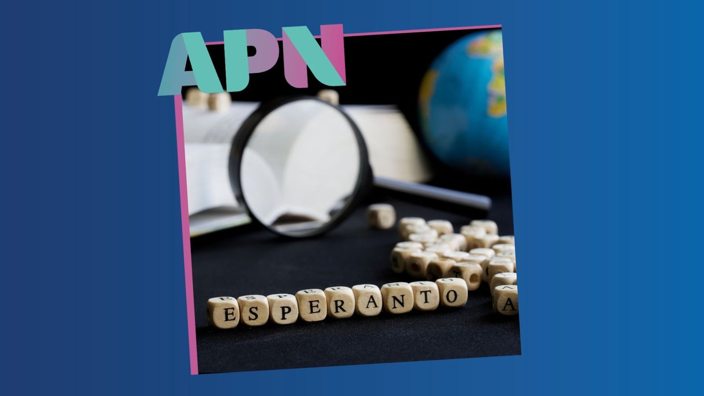 Portada del episodio: el logo de A Poqueta Nit sobre una foto con dados de letras que forman la palabra ESPERANTO