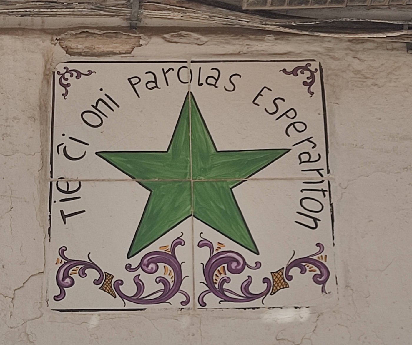 Azulejo con una estrella verde y la frase «Tie ĉi oni parolas esperanton»