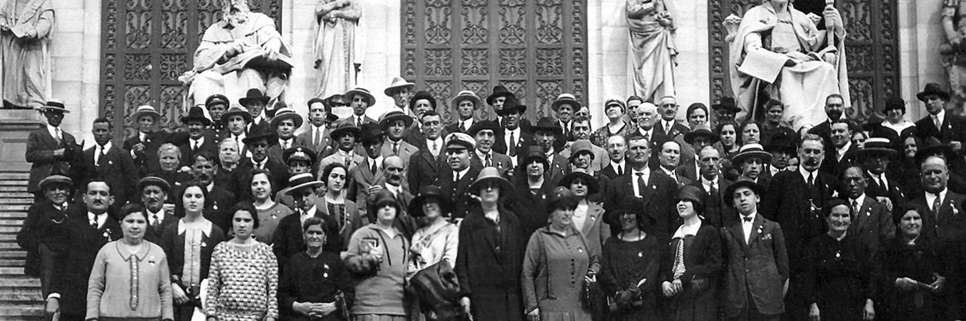 Foto de grupo de esperantistas españoles en las escaleras de un edificio, años veinte