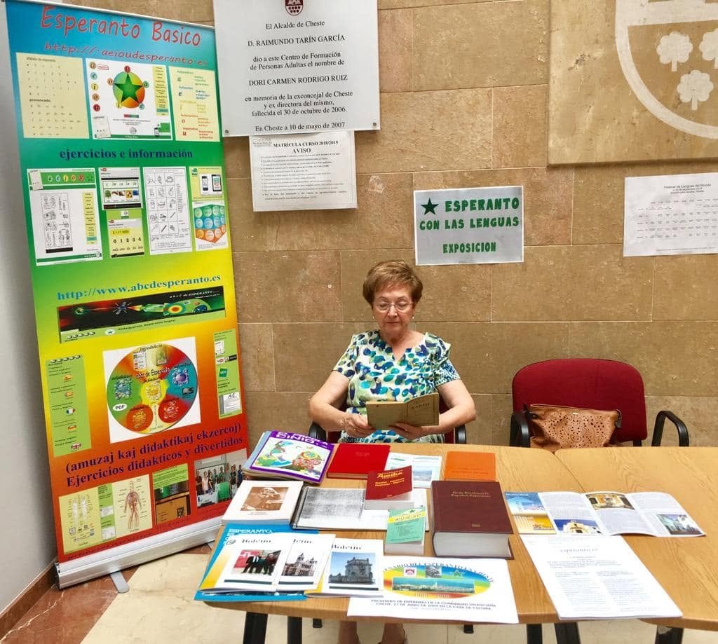 Mesa con materiales y paneles del grupo esperantista en el festival de lenguas