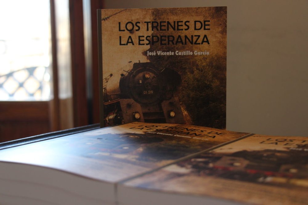 Ejemplar del libro «Los trenes de la esperanza» expuesto sobre una mesa
