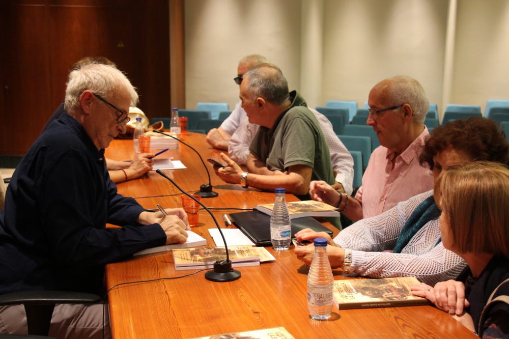 Mesa de la presentación del libro con el público asistente