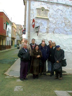 Grupo de esperantistas posando bajo la placa conmemorativa de la calle Doctor Zamenhof de Cheste