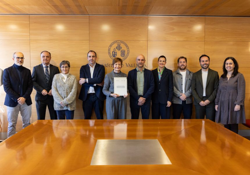 Signing the agreement at the Universitat de València