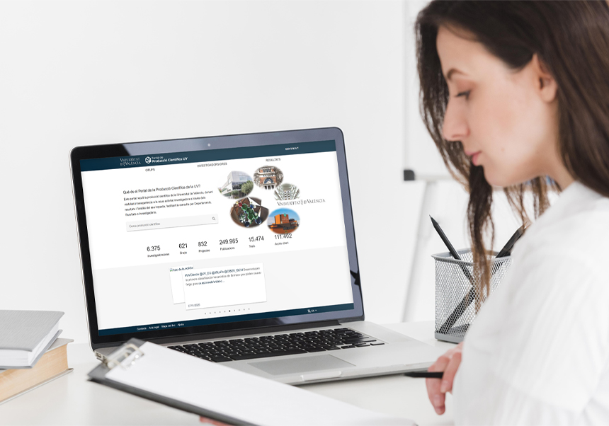 Una investigadora consulta el Portal de Producción Científica de la Universitat de València.