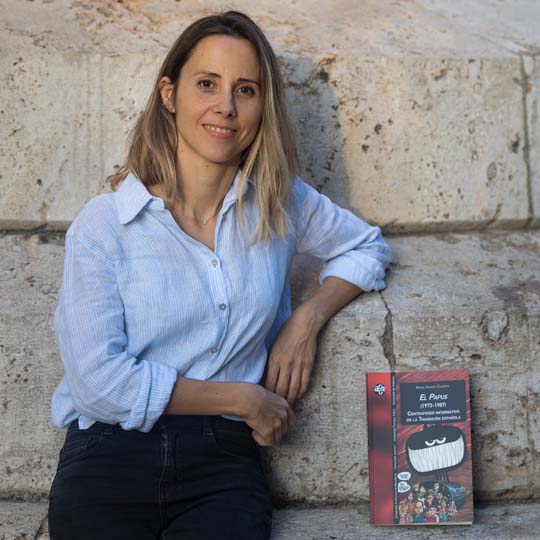 Foto de Maria Iranzo-Cabrera amb el seu llibre