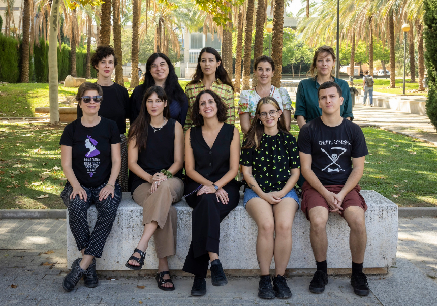 Els i les artistes de la Mostra art públic al campus de Burjassot juntament amb Esther Alba, Teresa Millet i Alba Braza. Foto: Miguel Lorenzo